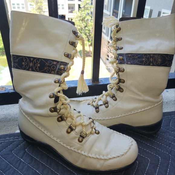 Winter/fall white/beige boots. - Picture 3 of 8